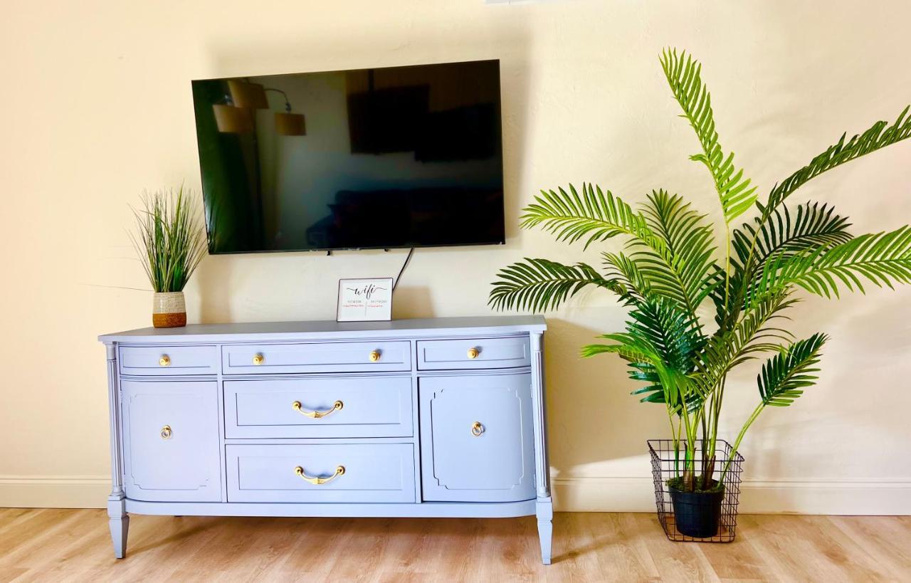Enchanting Cozy 10 Min Away From Airport, Calle 8, Brickell, Coral Gables, The And More!